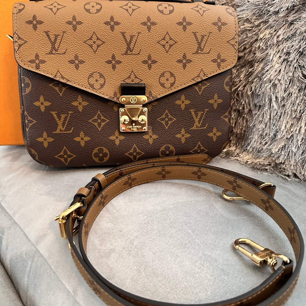 LV Pochette metis